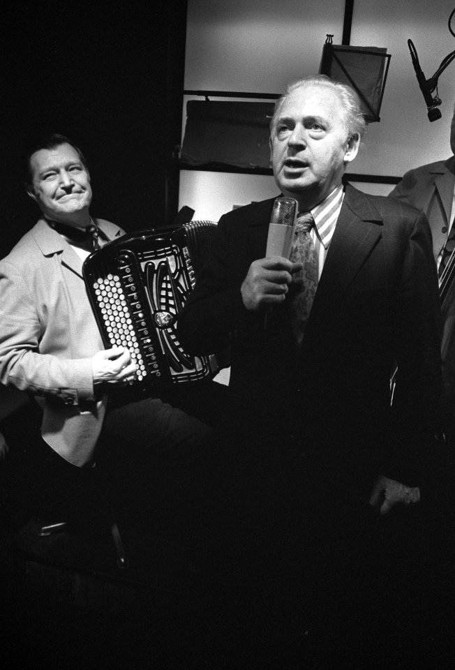 Zanger Leo Fuld treedt op in San Remo Bar Amsterdam, opdracht Haagsche Courant, Bestanddeelnr 925-1692
