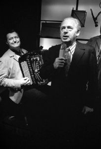 Zanger Leo Fuld treedt op in San Remo Bar Amsterdam, opdracht Haagsche Courant, Bestanddeelnr 925-1692