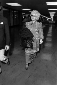 Zangeres Cathy Berberian (sopraan) arriveert op Schiphol voor het Hollandfestiva, Bestanddeelnr 925-6629