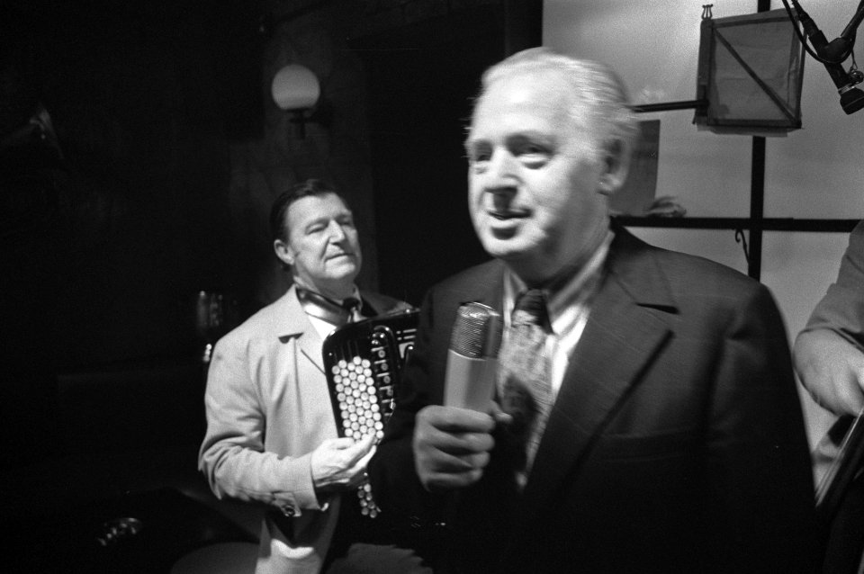Zanger Leo Fuld treedt op in San Remo Bar Amsterdam, opdracht Haagsche Courant, Bestanddeelnr 925-1695