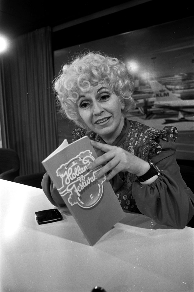 Zangeres Cathy Berberian (sopraan) arriveert op Schiphol voor het Hollandfestiva, Bestanddeelnr 925-6625