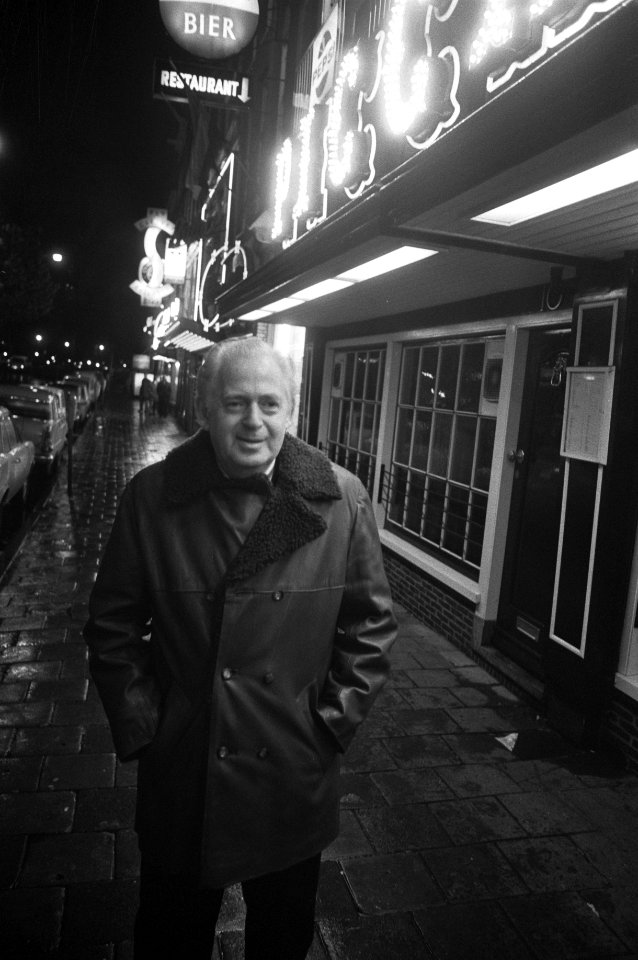 Zanger Leo Fuld treedt op in San Remo Bar Amsterdam, opdracht Haagsche Courant, Bestanddeelnr 925-1697