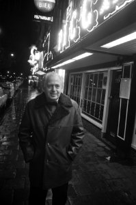 Zanger Leo Fuld treedt op in San Remo Bar Amsterdam, opdracht Haagsche Courant, Bestanddeelnr 925-1697