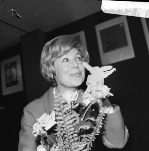 Zangeres Anneliese Rothenberger op Schiphol (kop), Bestanddeelnr 926-4977