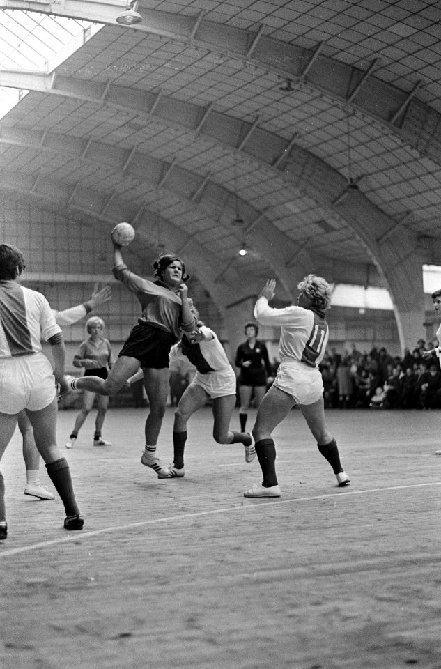 Zaalhandbal, Niloc - Zeeburg te Amsterdam 4-2, Netty Rooth van Niloc tijdens he, Bestanddeelnr 918-5530