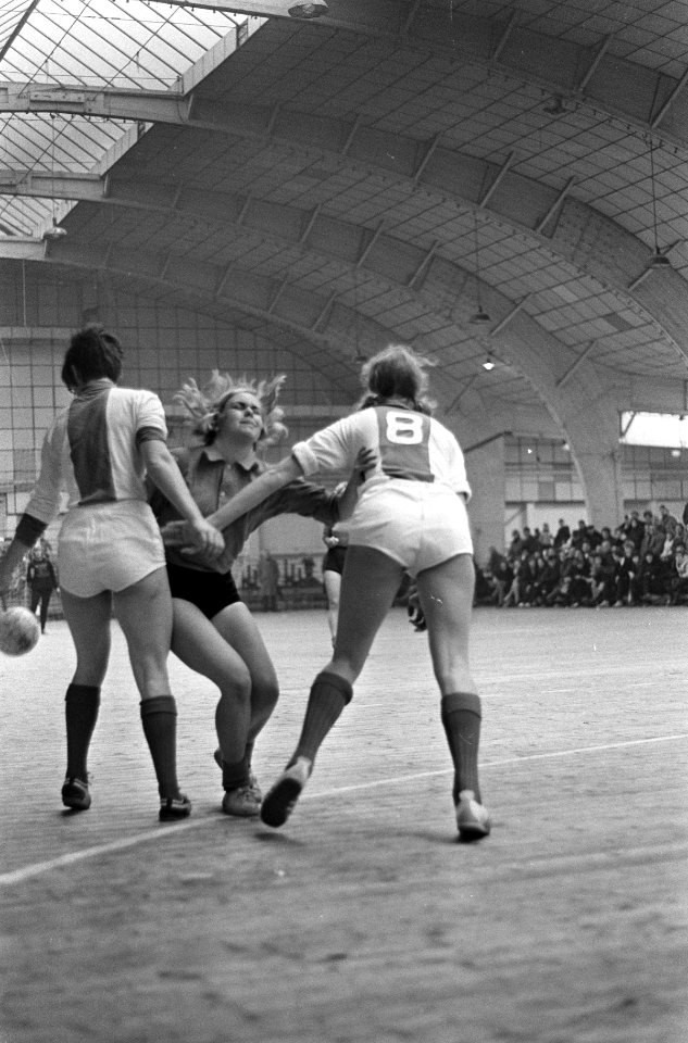 Zaalhandbal, Niloc - Zeeburg te Amsterdam 4-2, aanval Niloc, Els Aherds loopt v, Bestanddeelnr 918-5531
