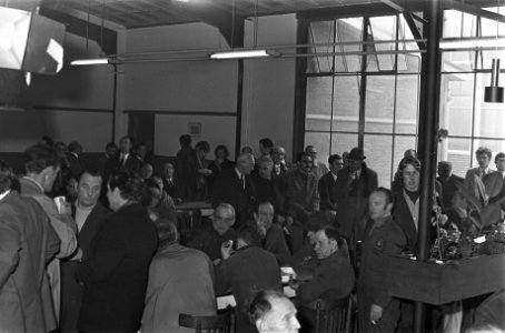 Zaal met personeelsleden, Bestanddeelnr 924-3516