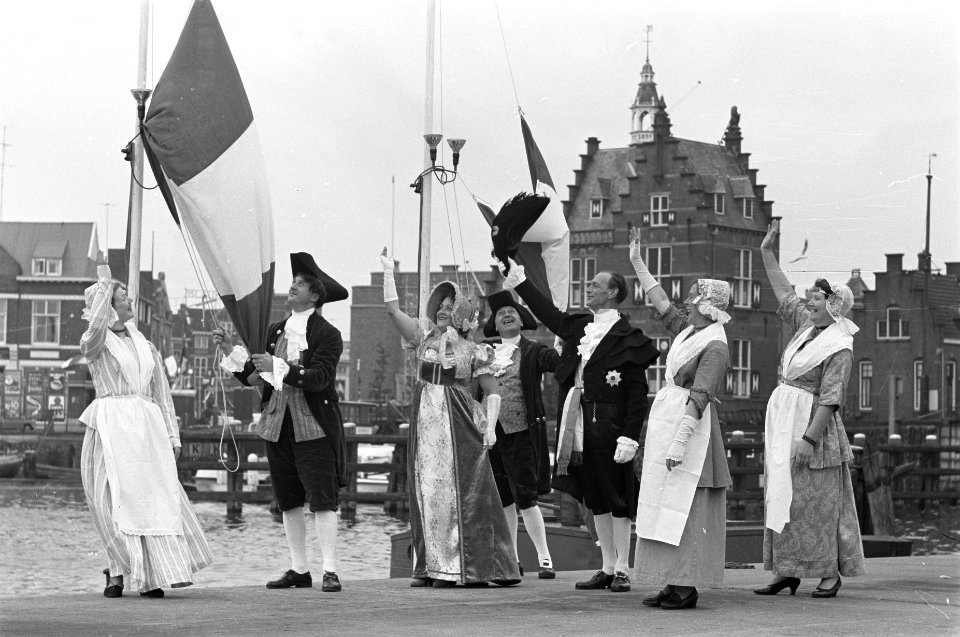 Zaandam 150 jaar stad Vlaggen worden opgehesen, Bestanddeelnr 912-5889
