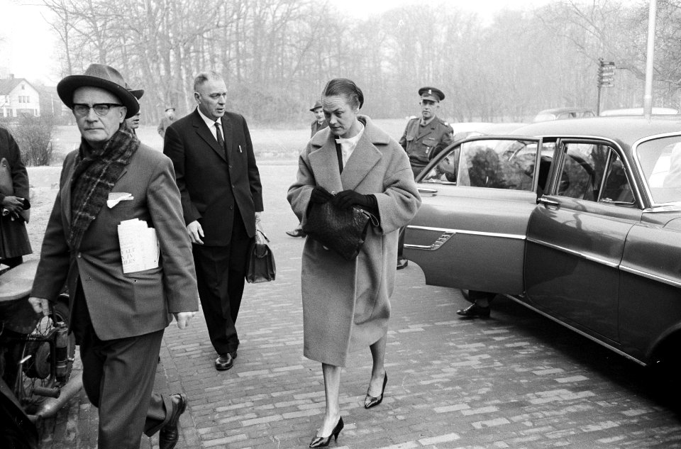 Zaak Van der Putten verdedigster mejuffrouw Mr. Wigger links van haar met tas, , Bestanddeelnr 913-6831