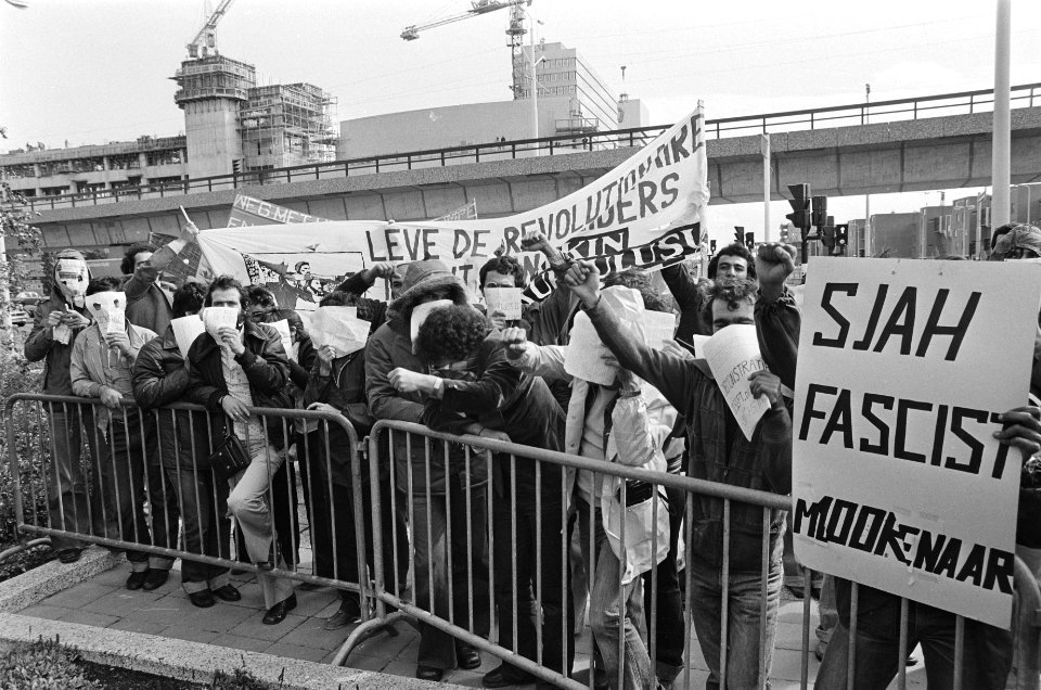 Zaanse studenten demonstreren voor Paleis van Justitie in Den Haag voor vrijlati, Bestanddeelnr 929-8925