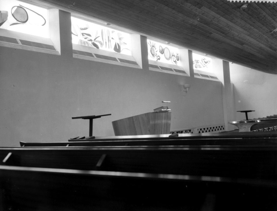 Zaandam. Herv. Paaskerk, Burg. Ter Laanplantsoen 1958 interieur met ramen naar , Bestanddeelnr 909-3833
