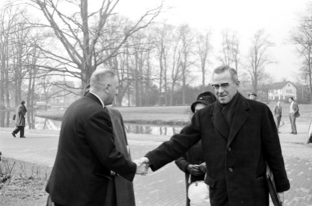 Zaak Van der Putten bij het Ambtenarengerecht te Arnhem. Van der Putten, links,, Bestanddeelnr 913-6835