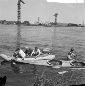 Zaan Regatta 1965 , kano van heren Klopp-Adelman (MKV) door volgboot aangevaren, Bestanddeelnr 917-8805