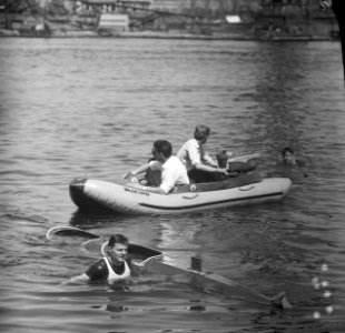 Zaan Regatta 1965 , kano van heren Klopp-Adelman (MKV) door volgboot aangevaren, Bestanddeelnr 917-8802