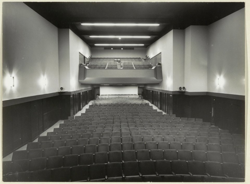 Zaal en balcon van bioscoop Studio, Grote Markt 25. NL-HlmNHA 54004421