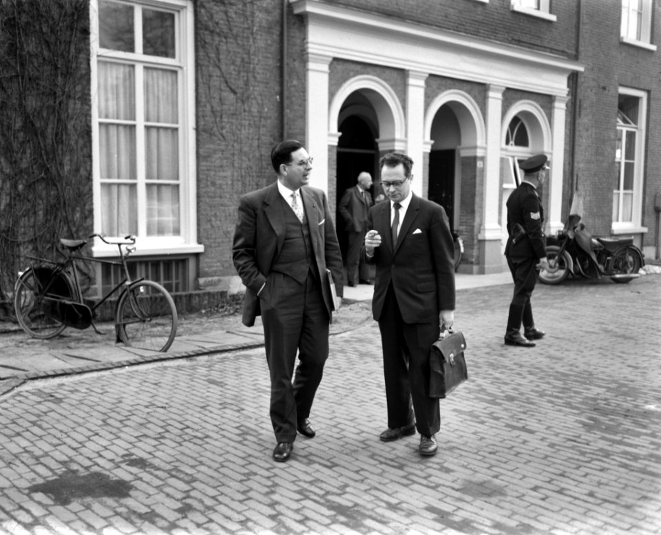Zaak Van der Putten voor Ambtenarengerecht Arnhem Van der Putten, G.H.J.M. Peyne, Bestanddeelnr 913-6824