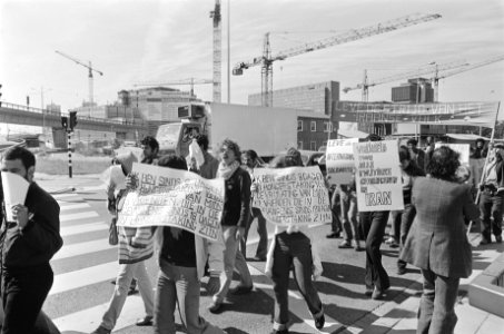 Zaanse studenten demonstreren voor Paleis van Justitie in Den Haag voor vrijlati, Bestanddeelnr 929-8926