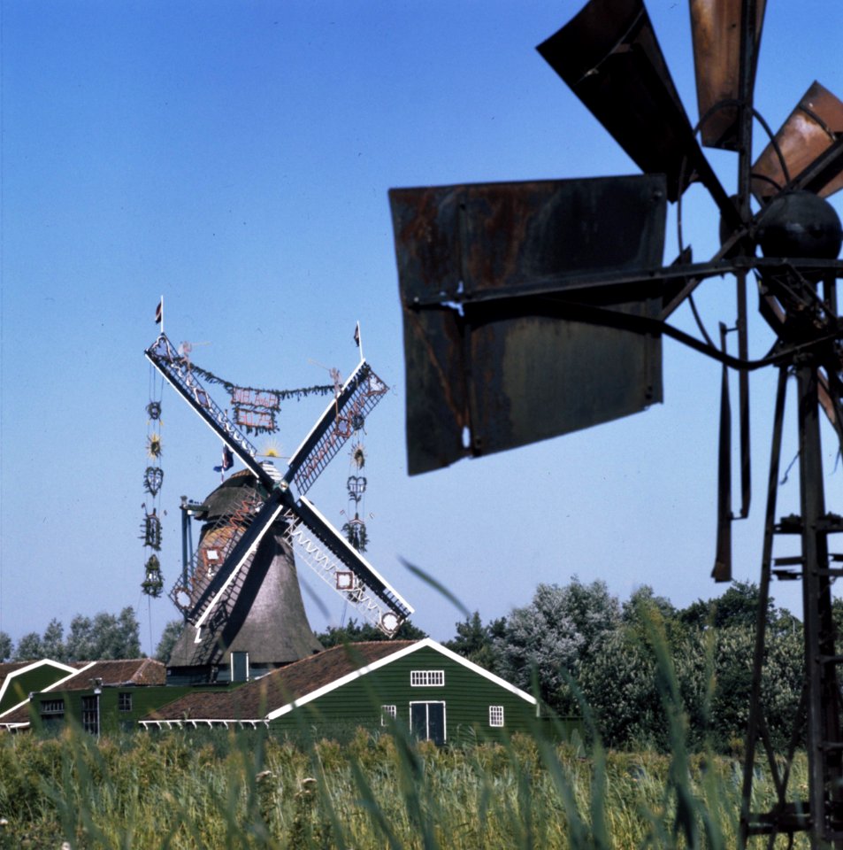 Zaanse Schans molens. Meisjes. Papiermolen De Schoolmeester te Westzaan, in fees, Bestanddeelnr 254-9710