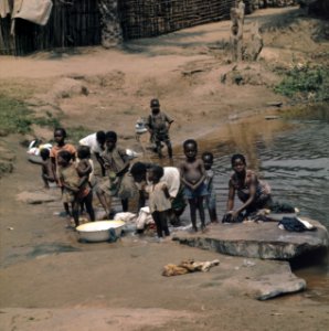 Zaire (voorheen Belgisch Congo ) kamp voor Angolese vluchtelingen in Zaire, Bestanddeelnr 254-9425