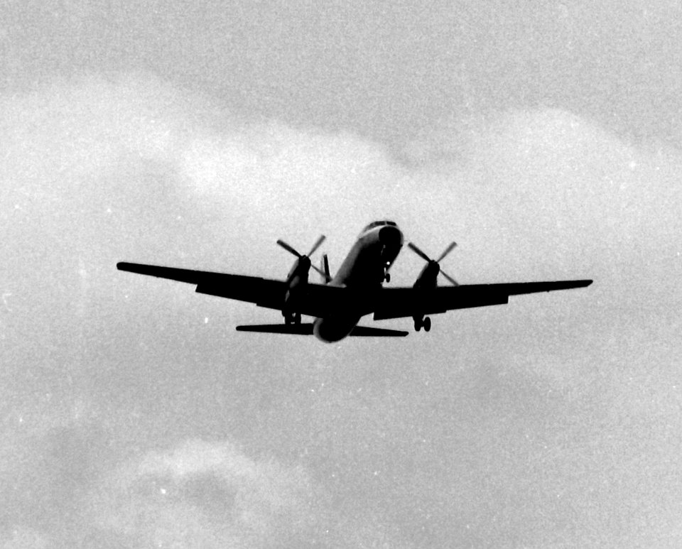 YS-11 approaching to Takamatsu 19880316
