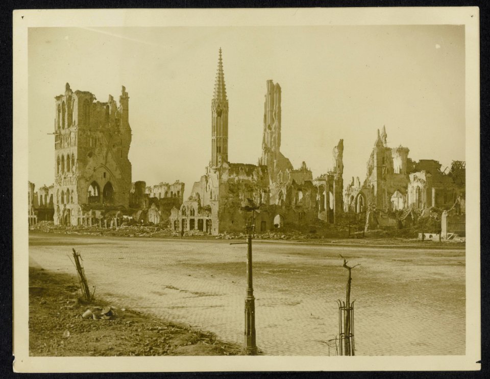 Ypres as it is today after perpetual German bombardment. Photo shows the Square, Bestanddeelnr 158-0989