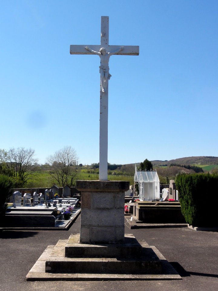 Youx (Puy-de-Dôme) croix de cimetière