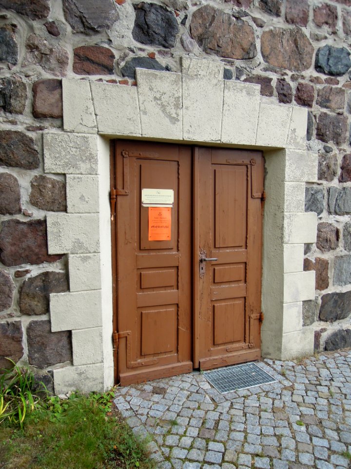 Zallmsdorfer Kirche -Westfassade mit Hauptportal im Detail- im August 2020