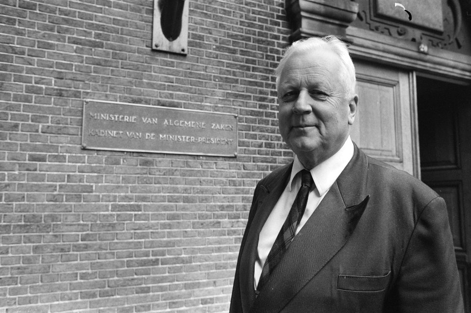 Zakenman Van Eeghen terug uit Sovjet Unie praat met minister van Algemene Zaken , Bestanddeelnr 933-2755