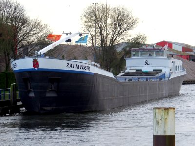 Zalmvisser (ship, 2002), bij sluis Waalwijk