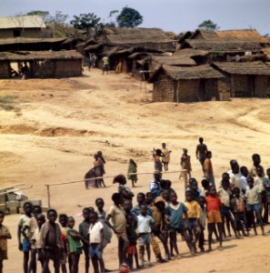 Zaire (voorheen Belgisch Congo ) kamp voor Angolese vluchtelingen in Zaire, Bestanddeelnr 254-9418