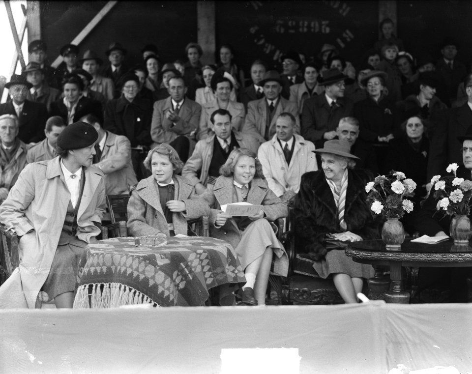 Zaltbommel 1100 jaar Prinses Beatrix en Irene, Bestanddeelnr 904-2055