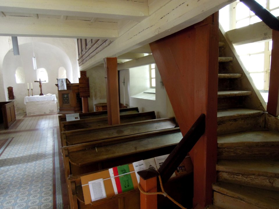Zallmsdorfer Kirche -Innenansicht Treppe zur Orgel- im August 2020