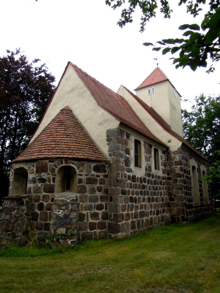 Zallmsdorfer Kirche -Nordostansicht mit Apsis- im August 2020b