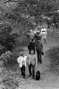 Zacht herfstweer trok dit weekeinde veel mensen naar buiten veel wandelaars en f, Bestanddeelnr 933-1444