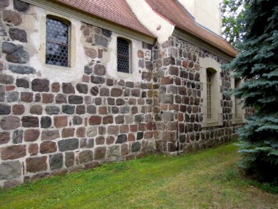 Zallmsdorfer Kirche -Nordfassade des Chors mit anschließendem Saal im Hintergrund- im August 2020