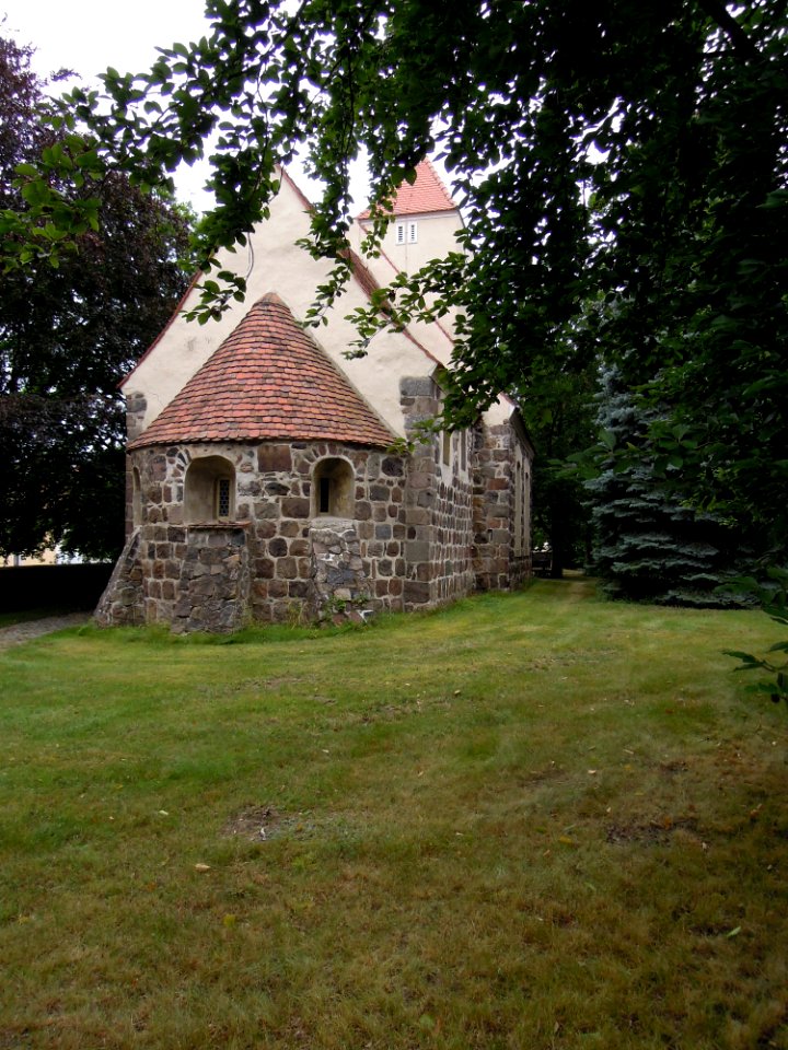 Zallmsdorfer Kirche -Ostnordostansicht mit Apsis- im August 2020