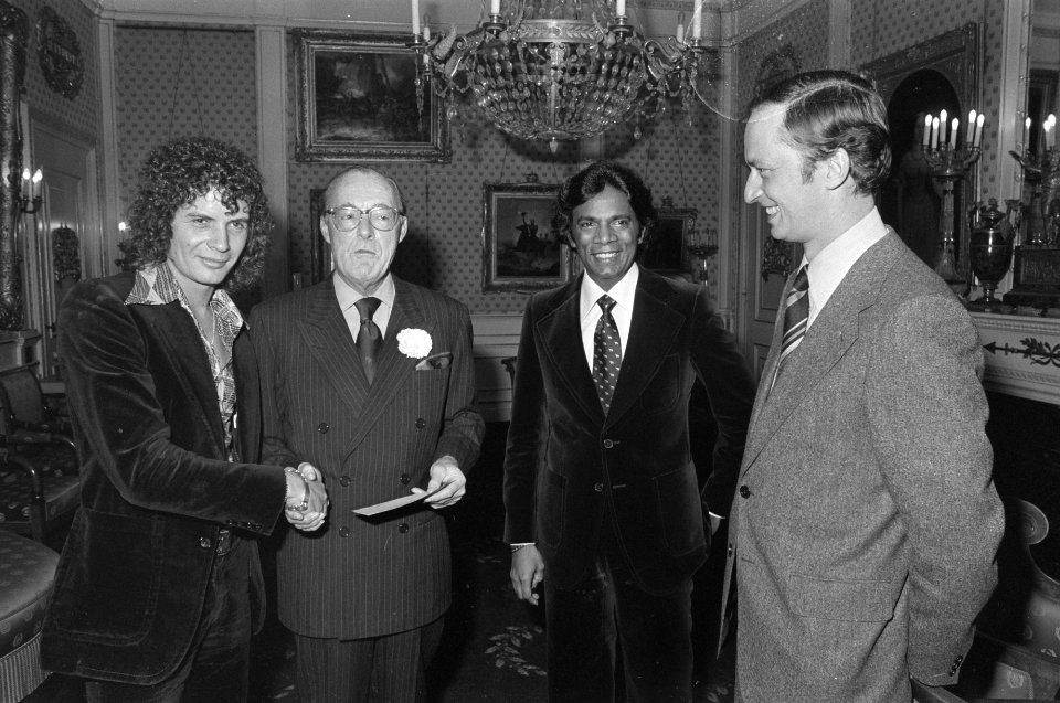 Zanger Kamahl overhandigt Prins Bernhard cheque voor Wereld Natuur Fonds, Bestanddeelnr 928-2801