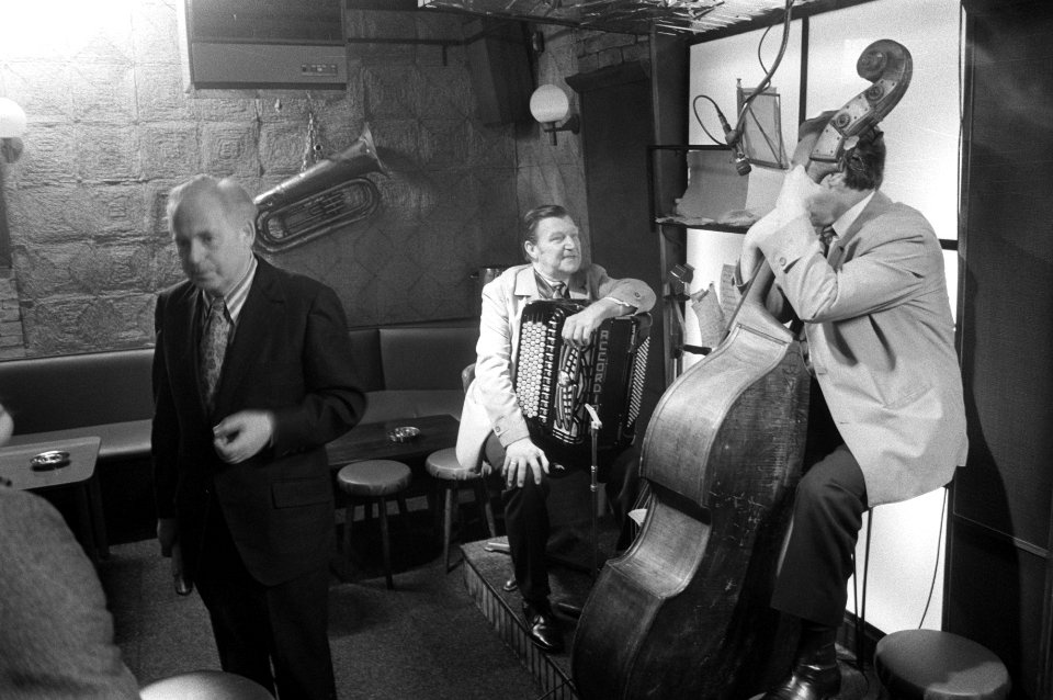 Zanger Leo Fuld treedt op in San Remo Bar Amsterdam, opdracht Haagsche Courant, Bestanddeelnr 925-1694