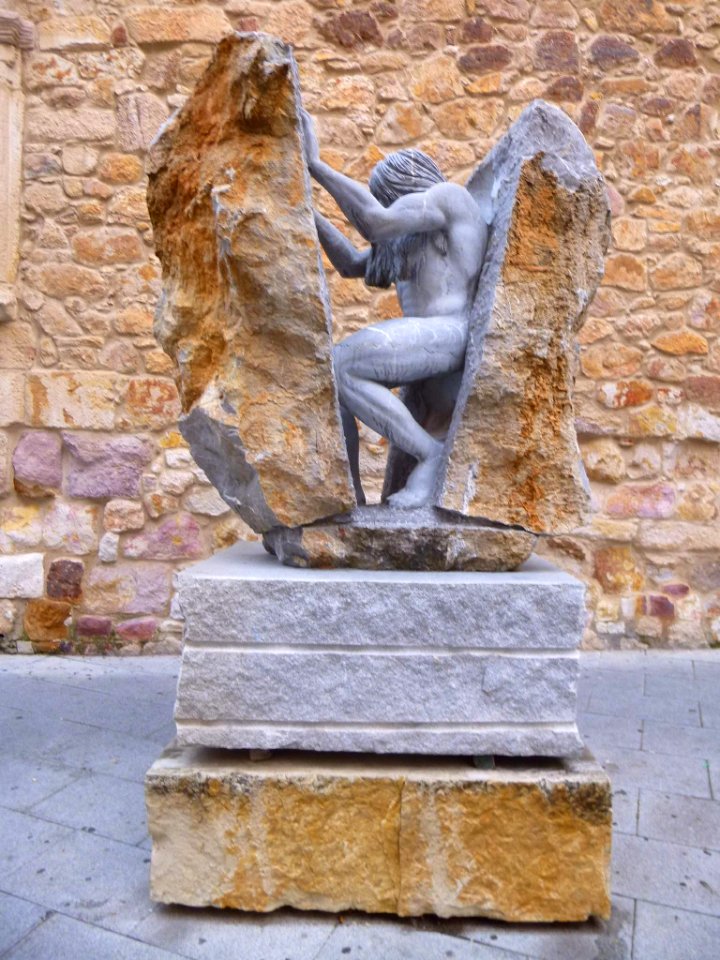 Zamora - Escultura junto al Centro Cultural Palacio de La Alhóndiga