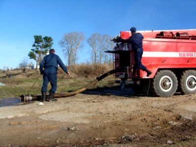 Zapravka avtocisterni iz reki (09)