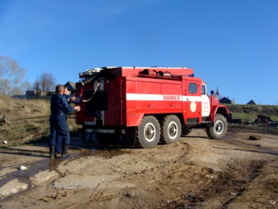 Zapravka avtocisterni iz reki (12)