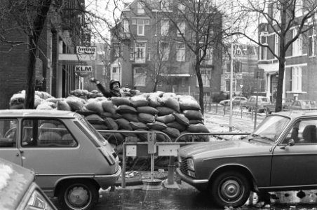 Zandzakkenbarricaden rond Indonesisch Consulaat in Amsterdam marechaussee gooit, Bestanddeelnr 928-3827