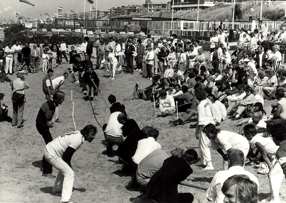 Zandvoortse touwtrekkampioenschappen op het strand. Aangekocht in 1987 van United Photos de Boer bv. - Negatiefnummer 25423 K 19 A. - Gepubliceerd in het Haarlems Dagblad van 19.08.1985. Identificatie