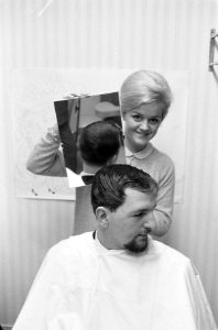 Zandvoortse kapper vindt haarstijl Twist uit, Bestanddeelnr 913-3697