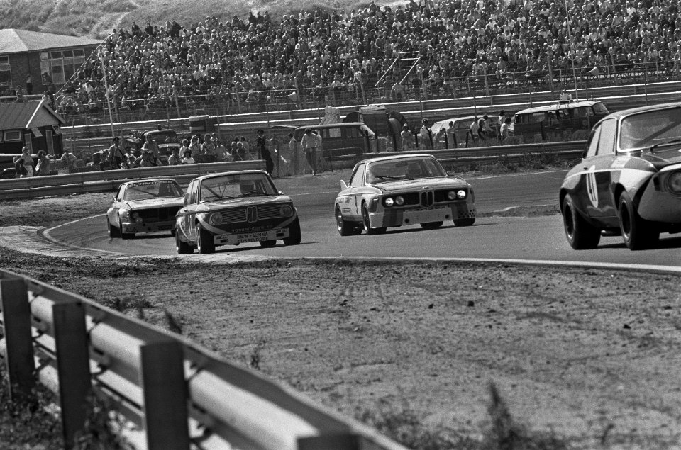 Zandvoort Trophy toerwagens, groep II, T Hezemans in aktie in BMW (rechts), Bestanddeelnr 926-6025