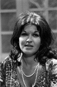 Zangeres Rita Hovink in het TV-programma De Oude Koffergrammofoon, Bestanddeelnr 926-1358