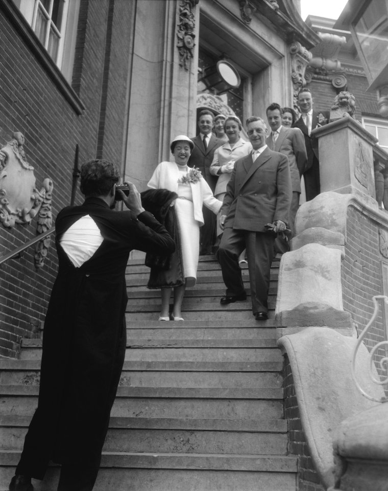 Zandvoortse fotograaf , die uit zijn jasje barst, Bestanddeelnr 909-5787