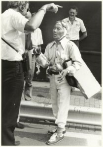 Zandvoort circuit Prins Bira van Siam (Thailand), winnaar van de eerste Gand Prix 1948, demonstreerde zijn oude racewagen. NL-HlmNHA 54005034