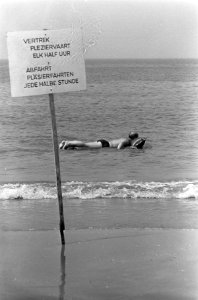 Zandvoort warmte, man op luchtbed in zee (met bordje pleziervaart), Bestanddeelnr 919-2356