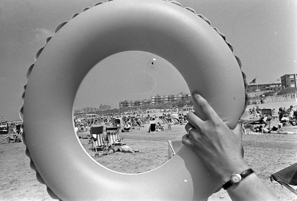 Zandvoort warmte, strand gezien door een drijfband, Bestanddeelnr 919-2358